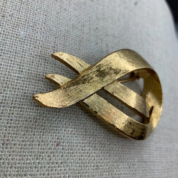 Monet Gold Tone Swirl Brooch Pin - Picture 6 of 6